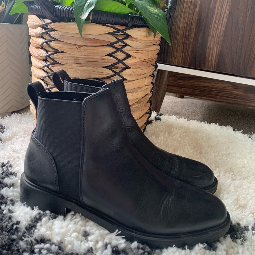 Black Steve Madden Chelsea Boots